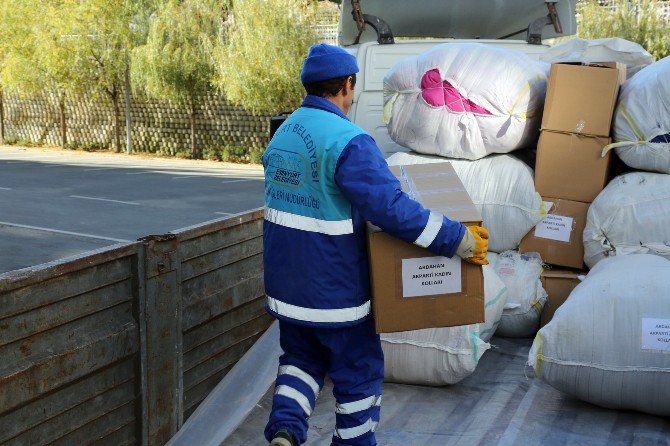 Esenyurt Belediyesi’nden Doğu’daki Çocuklara 1 Tır Dolusu Yardım