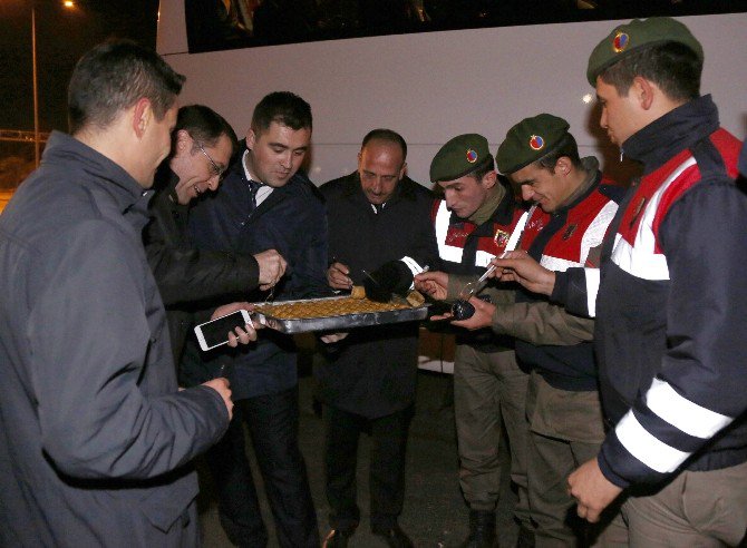 Gölbaşı Kaymakamı Ve Belediye Başkanı’ndan Kontrol Noktasına Ziyaret