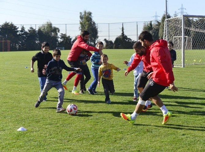 “Gülümseyen Gözler” Pendikspor’la Karşılaştı