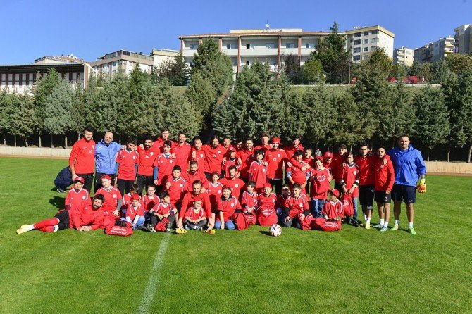 “Gülümseyen Gözler” Pendikspor’la Karşılaştı