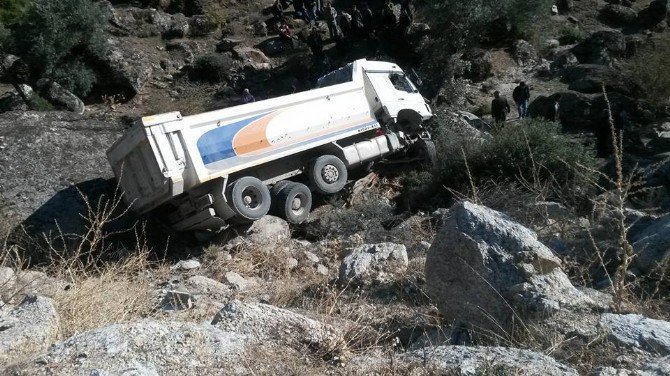 Yoldan Çıkan Maden Kamyon Kayalıklara İndi