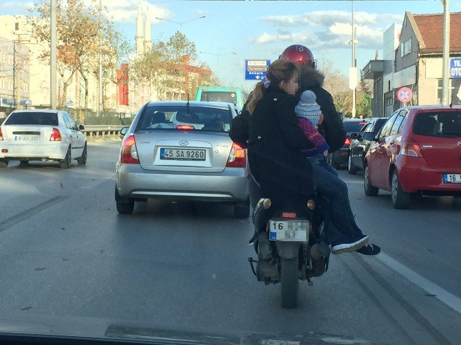 Kendi Kask Taktı Arkadaki Eşi Ve Çocuğunu Hiç Düşünmedi