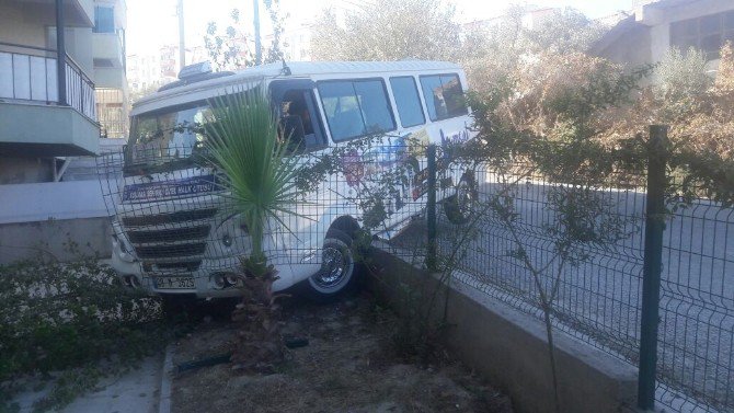 Kuşadası’nda Şehiriçi Halk Minibüsü Siteye Girdi