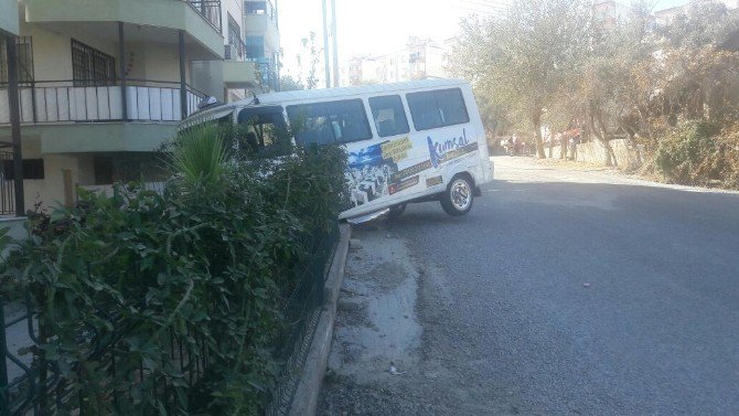 Kuşadası’nda Şehiriçi Halk Minibüsü Siteye Girdi