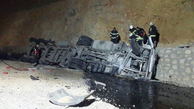 Malatya’da Zift Yüklü Kamyon Devrildi: 1 Ölü