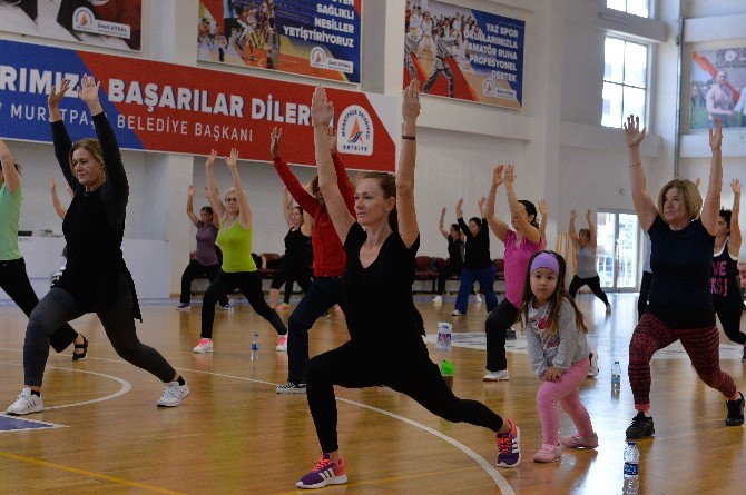 Muratpaşa Belediyesinin ‘Zumba’ Kursları Devam Ediyor