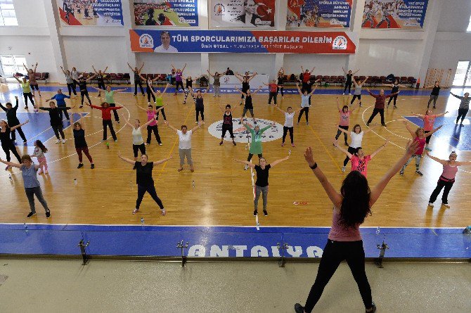 Muratpaşa Belediyesinin ‘Zumba’ Kursları Devam Ediyor