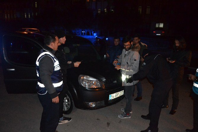 Çevirmeye Takılınca Polislere Serenat Yaptılar