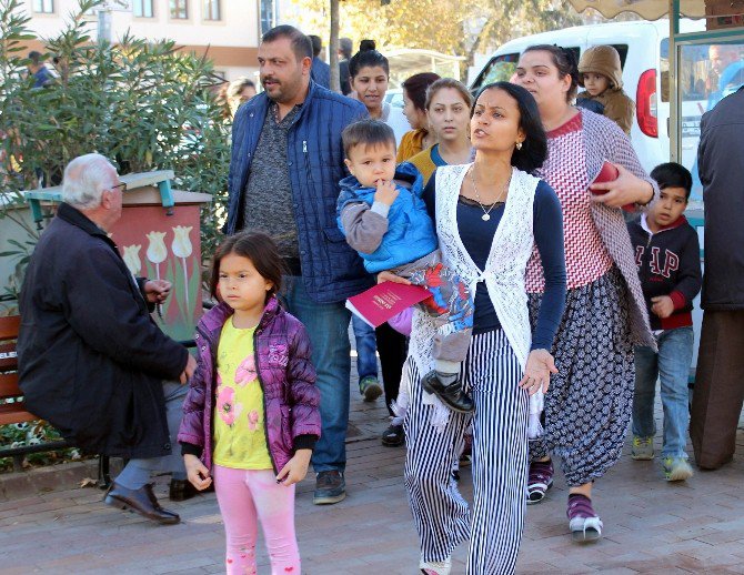 Çocuklarını Ve Evlilik Cüzdanlarını Alıp Sokağa Döküldüler