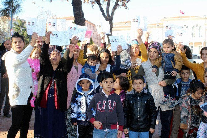 Çocuklarını Ve Evlilik Cüzdanlarını Alıp Sokağa Döküldüler