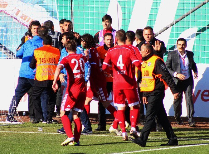 Ümraniyespor - Sivasspor Maçında Gerginlik