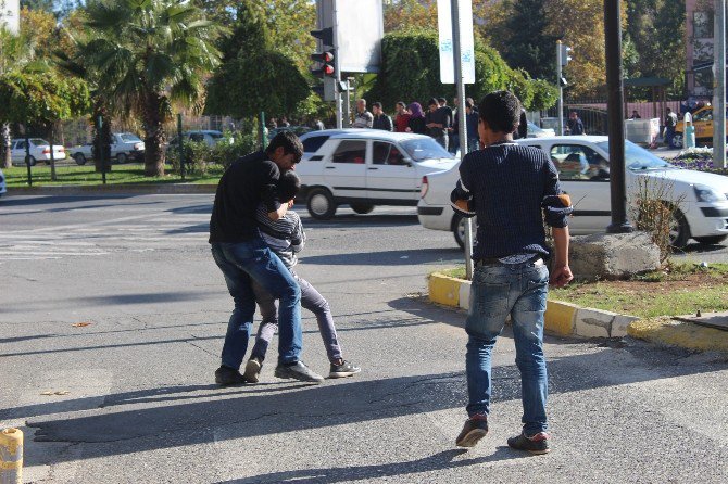 Yaşı Küçük Çocuklar Sokak Ortasında Tekme Tokat Kavga Etti