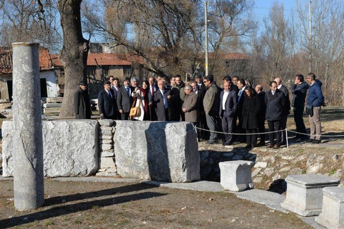 Bakan Nabi Avcı, Çavdarhisar Aizonai Antik Kenti’ni İnceledi