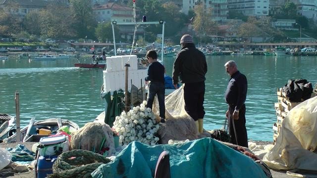 Balıkçılar Ağlarını Onarıyor