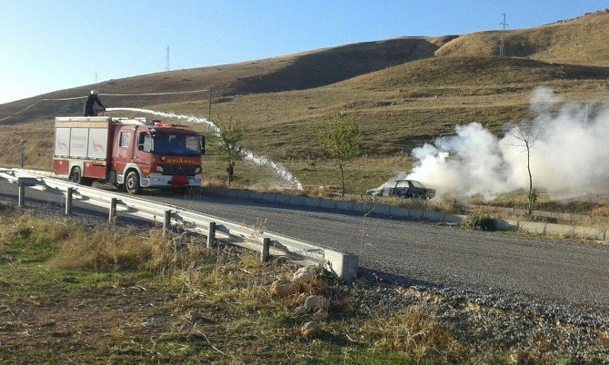 Diyarbakır’da Seyir Halindeki Otomobil Yandı