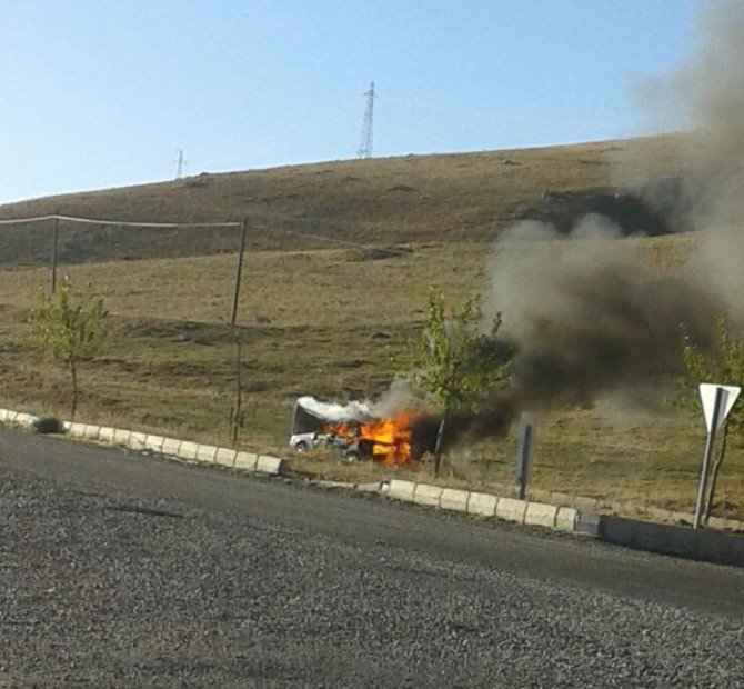 Diyarbakır’da Seyir Halindeki Otomobil Yandı