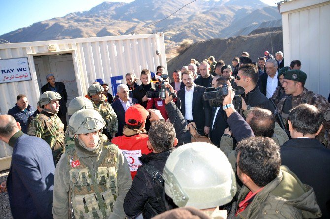 Bakan Albayrak Göçük Yaşanan Madendeki Kurtarma Çalışmalarını Yerinde Takip Ediyor