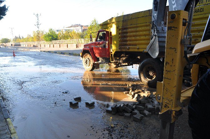 İslahiye’de Su Borusu Patladı Yollar Nehre Döndü