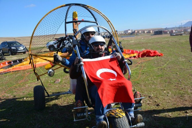 İranlılar Tatvan’da Motorlu Yamaç Paraşütü Yaptı