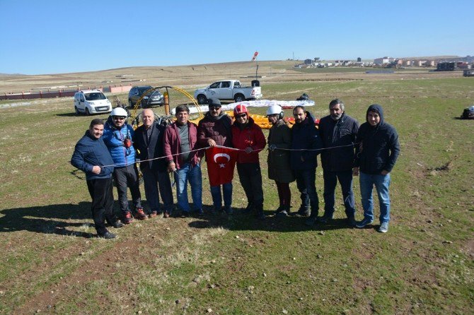 İranlılar Tatvan’da Motorlu Yamaç Paraşütü Yaptı