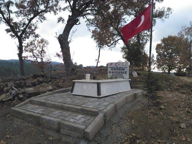 Mezarlıkların Bakımları Sürüyor