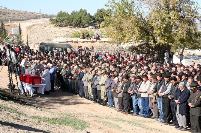 Trafik Kazasında Şehit Olan Uzman Çavuş Toprağa Verildi