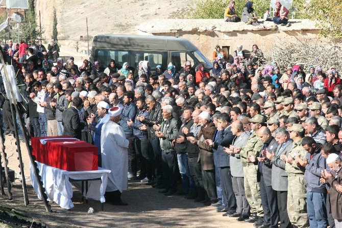 Trafik Kazasında Şehit Olan Uzman Çavuş Toprağa Verildi