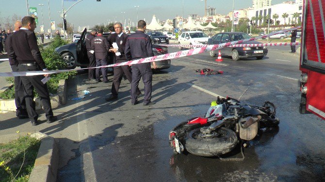 Motosiklet, Hatalı Dönüş Yapan Otomobile Çarptı: 1 Ölü, 3 Yaralı