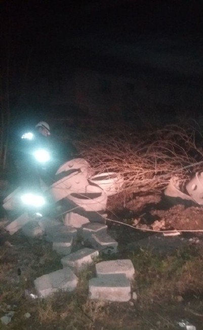 Dibinden Kesilen Çınar Ağacı Mahalleyi Elektriksiz Bıraktı