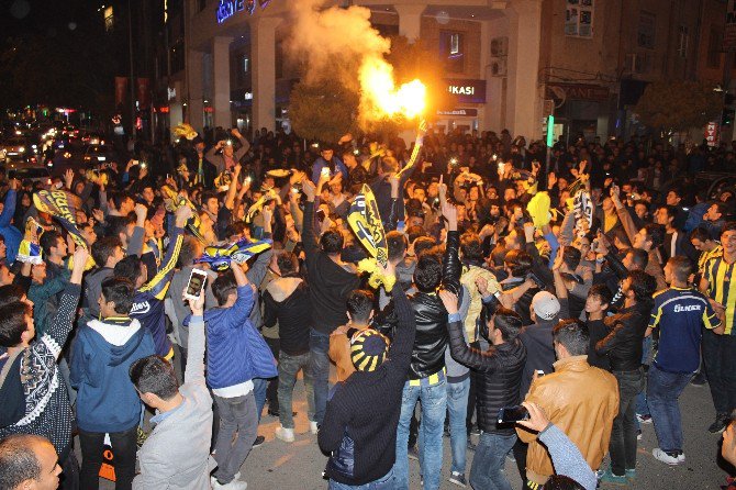 Fenerbahçeli Taraftarlar Galibiyeti Eşek Sırtında Kutladı