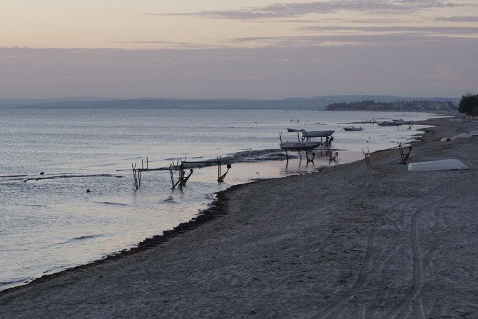 Marmaraereğlisi’nde Deniz 10 Metre Çekildi