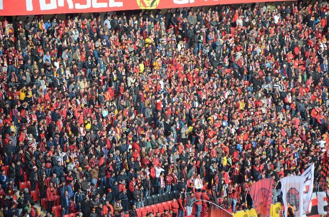 Eskişehirspor Yeni Evinde İlk Maçına Çıktı