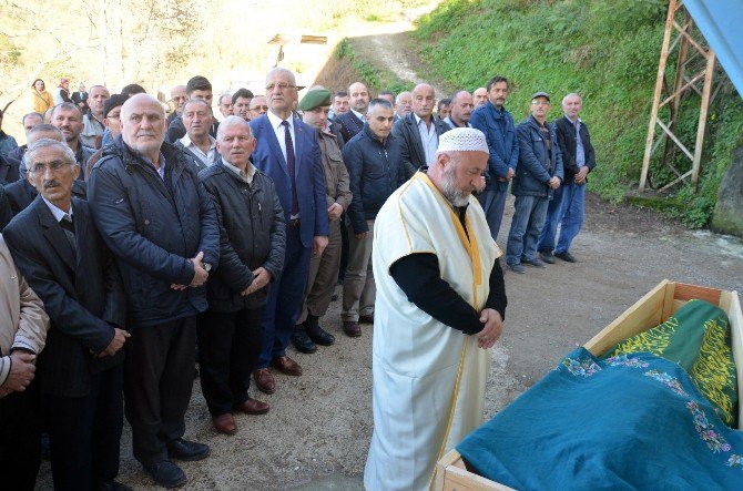 Hayatını Kaybeden Türkiye’nin En Yaşlı Üçüzlerinden Biri Toprağa Verildi