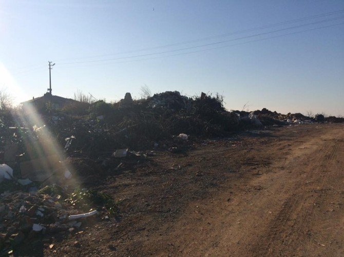 Vatandaşlar Yol Kenarlarına Atılan Çöplerden Şikayetçi