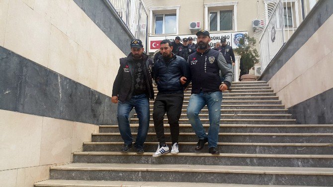 Polis Süsü Vererek Suriyeli Aileyi Soyan Hırsızlar Adliyeye Sevk Edildi