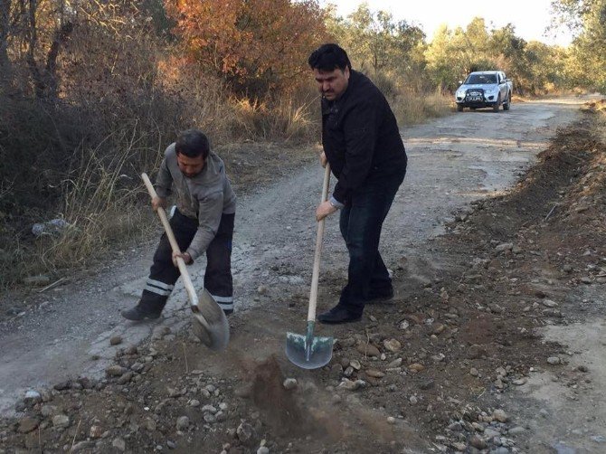 Başkan Hem Denetledi, Hem De Kazma Küreği Eline Alarak Alın Teri Döktü