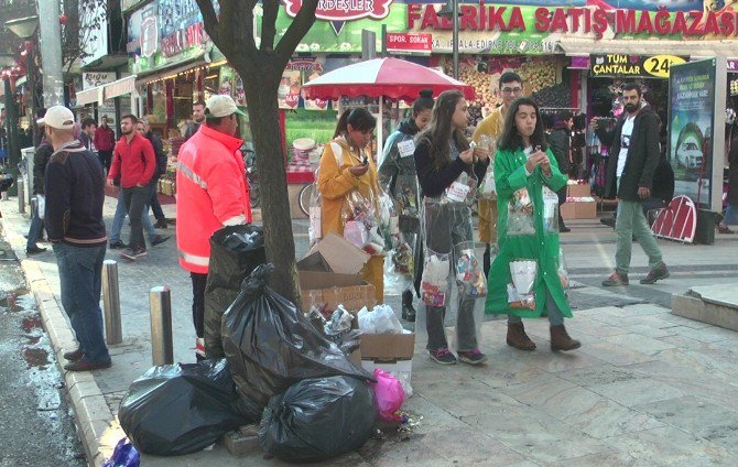 Öğrenciler Çöplerini Üzerlerinde Biriktiriyor