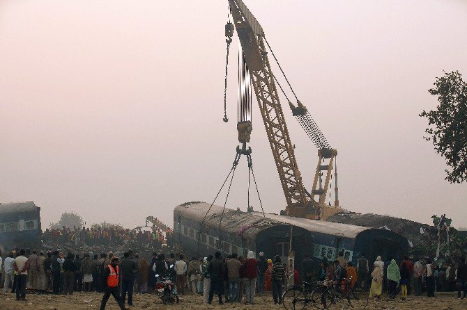 Hindistan’daki Tren Faciasında Ölü Sayısı 142’ye Yükseldi