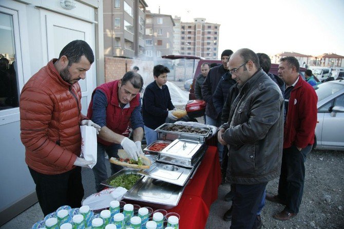 Odunpazarı Belediyesi’nden İşçilere Moral Yemeği