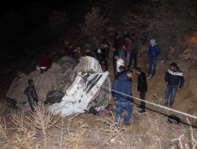 Manisa’da İşçi Minibüsü Şarampole Yuvarlandı;1 Ölü, 4’ü Ağır 14 Yaralı