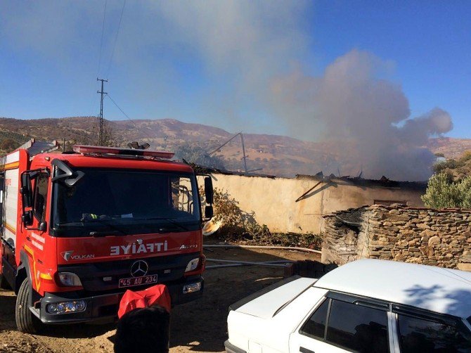 Manisa’da Yangın Bir Evi Kül Etti