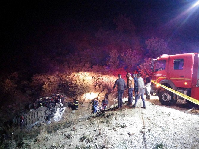 Manisa’da İşçi Minibüsü Şarampole Yuvarlandı;1 Ölü, 4’ü Ağır 14 Yaralı