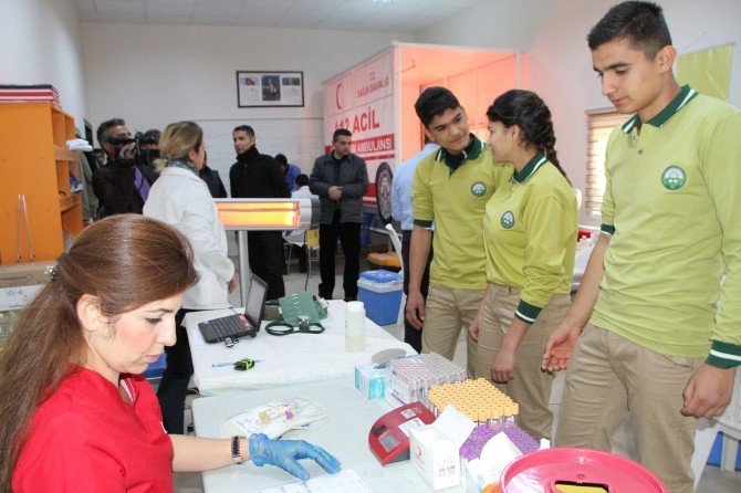 Öğrencilerden Kızılaya Kan Bağışı