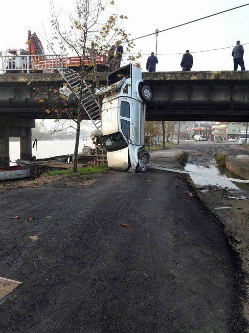 Sakarya’da Otomobil Köprüden Uçtu: 1 Yaralı