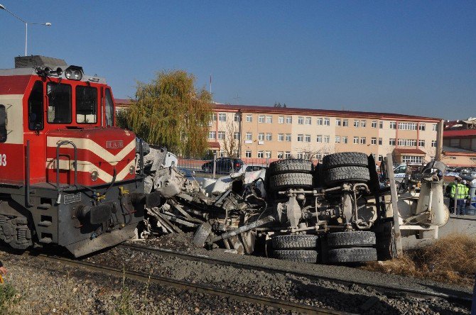 Tren Lokomotifi İle Beton Mikseri Hemzemin Geçitte Çarpıştı