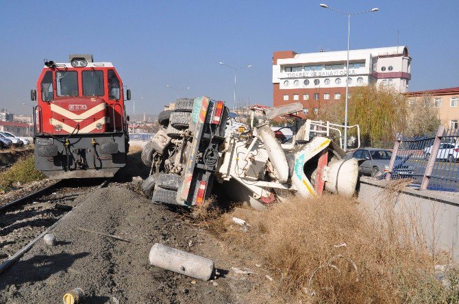 Tren Lokomotifi İle Beton Mikseri Hemzemin Geçitte Çarpıştı