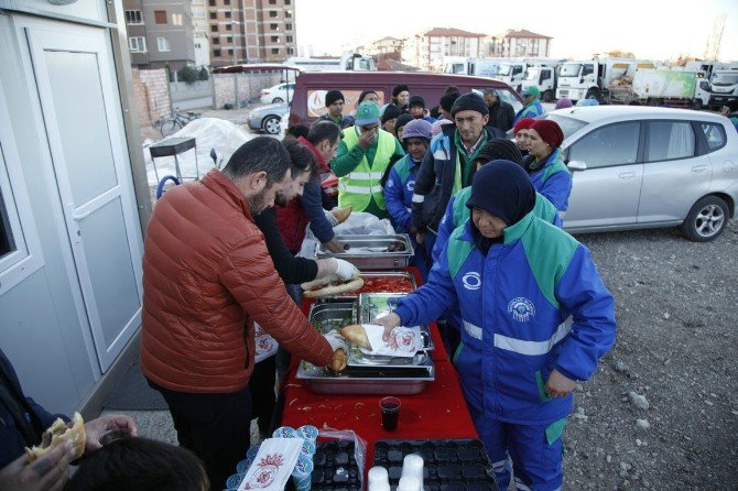 Odunpazarı Belediyesi’nden İşçilere Moral Yemeği