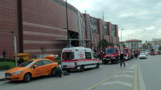 Üsküdar’da Avm’de Meydana Gelen Yangın Paniğe Neden Oldu