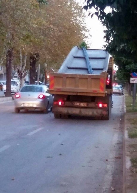 Kamyondaki İnşaat Demirleri Yola Savruldu