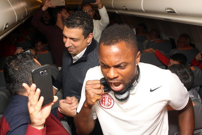 Antalyaspor Galibiyeti 10 Bin Metre Yükseklikte Kutladı